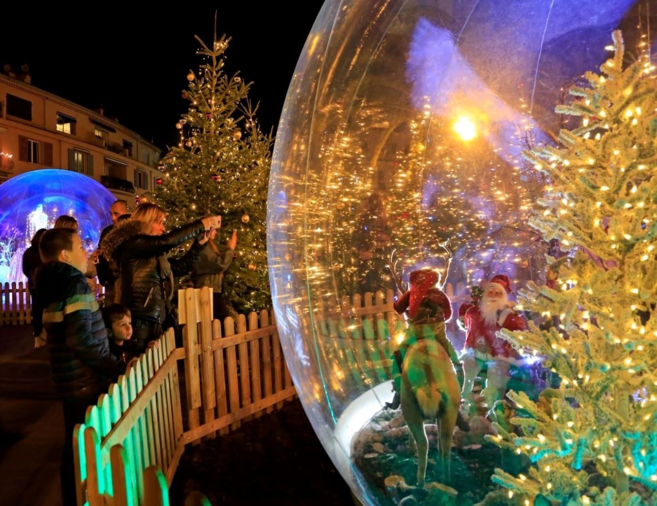 Jouet à bulles de Noël exquis fait à la main à partir de perles, également  connu sous le nom de globe de Noël ou ampoule de Noël, fait partie du décor  de