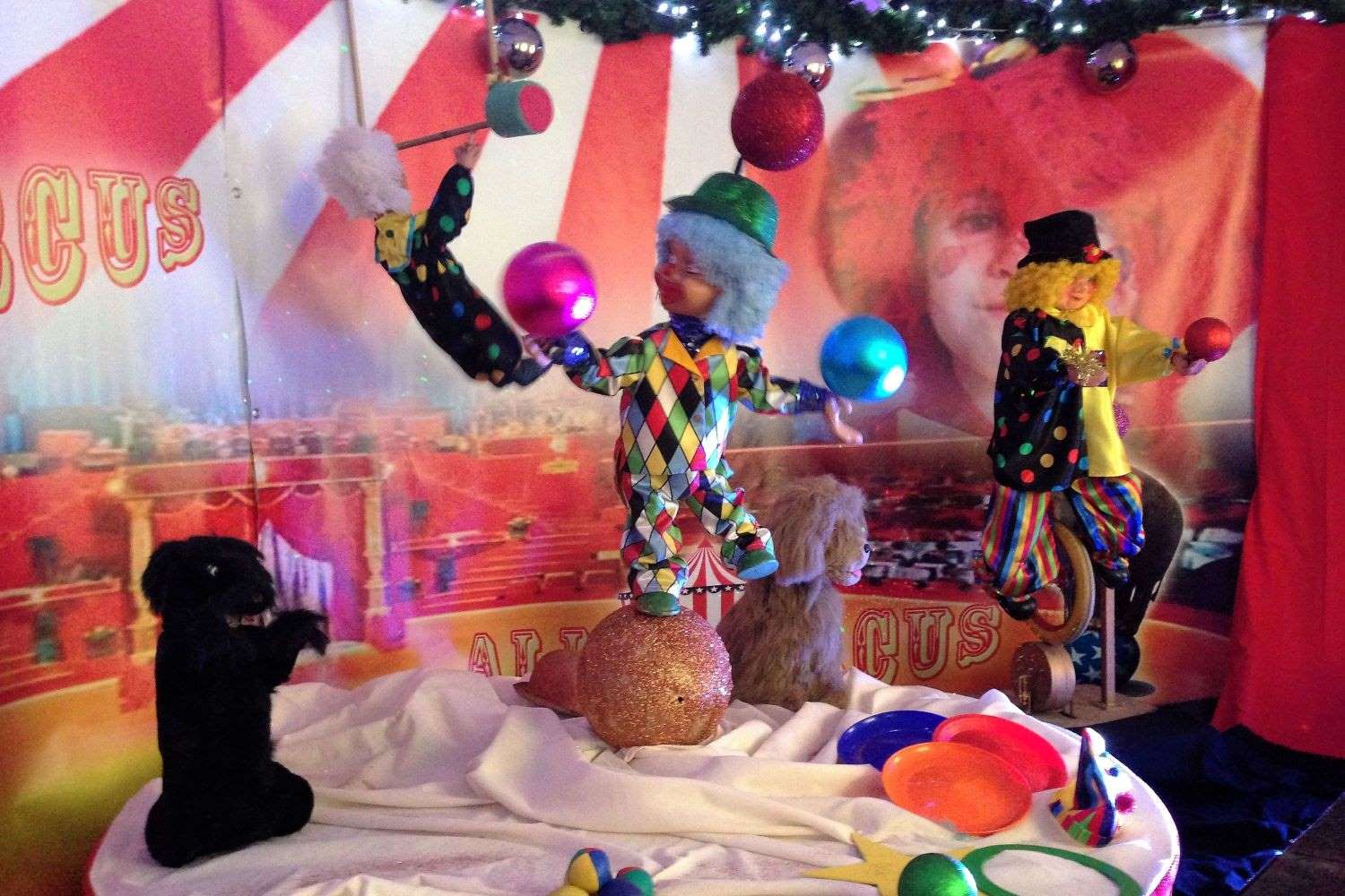 Automates attraction Le cirque de Noël clowns chiens trapéziste