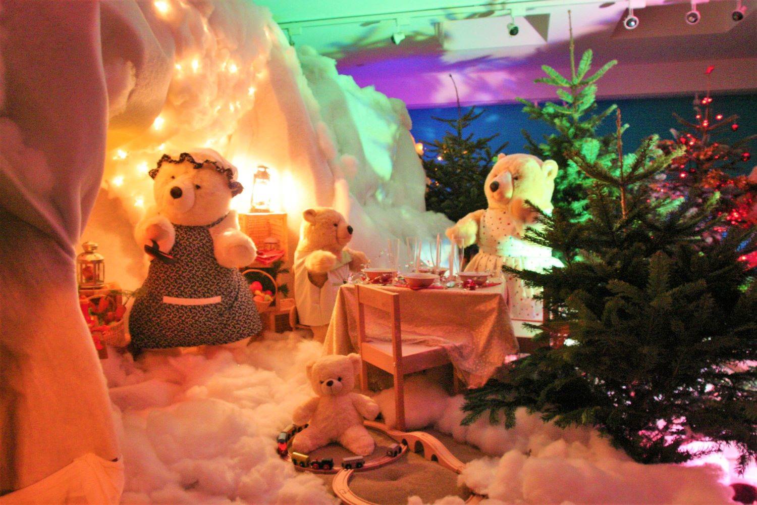 Automates Les ours décorent Noël en famille