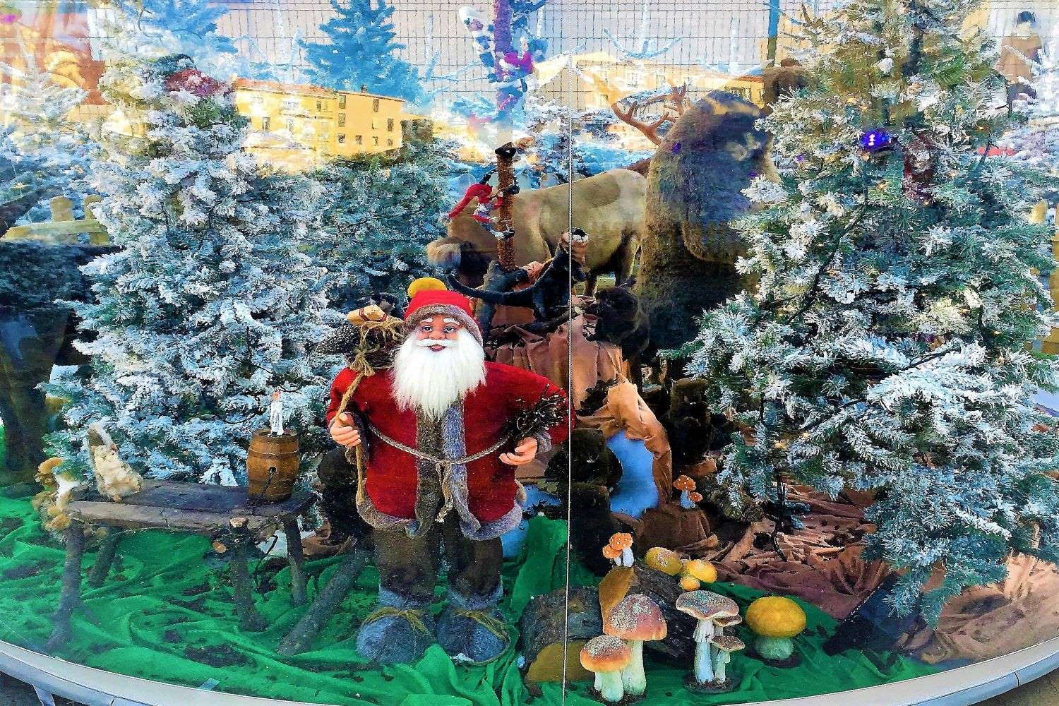 Automates Père Noël dans la forêt enchantée